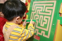 Parent-child Playroom allows children to freely express their thoughts and feelings, while their behaviors could be observed by parents via the closed circuit TV system.