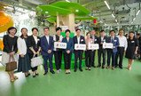 中央社工部副部長蔡麗新女士,國務院港澳辦副局長趙旭東先生一行人,在中聯辦社工部周和副部長、勞福局孫玉菡局長和社會福利署署理署長黃國進先生陪同下,到訪本會綜合服務大樓,了解學前康復服務及家長資源中心,並提供指導。