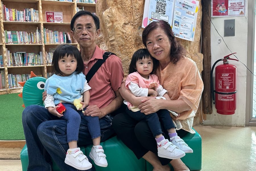 何先生、何太太及雙胞胎孫女接受《黃巴士》訪問